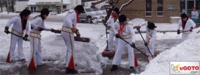 elvishasleftthebuildingtogoshovelsnow-1c6.jpg