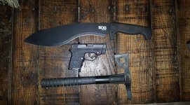 knives and guns 3 kukri hawk 380.jpg