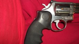 SW m66 hogue grips 005.jpg