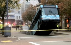 191028-pittsburgh-bus-sinkhole-cs-237p_40629b85b427e44bd39ca9f98b74274d.fit-760w.jpg