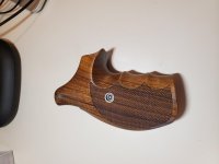 Nil-Grafffe Smith KL grips right.jpg