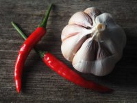196540197-peperoncino-rovente-sulla-cucina-piccante-del-fondo-di-legno.jpg
