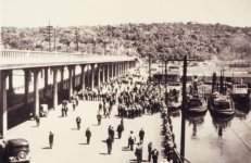 22 Garfield Bridge _amp_ Longshore Pickets Before The Tear Gas_595.jpg