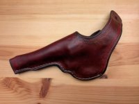 Le holster et sa patte de maintien.jpg