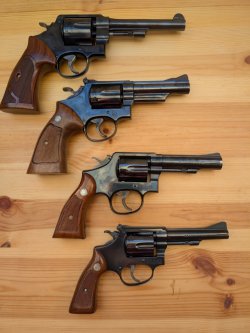 mes 4 s&w photo réduite.jpg